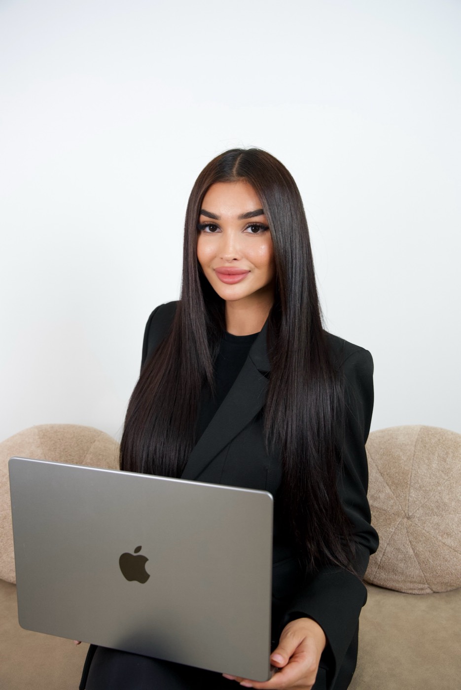 Kayra mit Laptop bei der Schulungsplanung